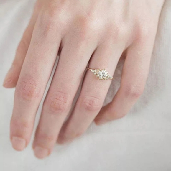 ♡New Minimalist style white CZ stone proposal ring - Picture 4 of 5